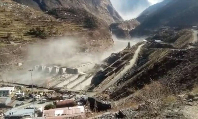 Iνδία: Τουλάχιστον 7 νεκροί και 125 αγνοούμενοι από κατάρρευση τμήματος παγετώνα των Ιμαλαΐων