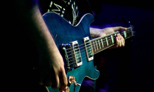 Top 10: Δέκα τραγούδια – τεράστιες επιτυχίες που μας μιλούν για τα θεία