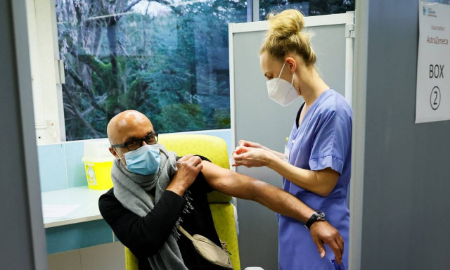 Εμβόλιο ΑstraZeneca: Οι διαφορετικοί κανόνες χορήγησης με ηλικιακά κριτήρια στις χώρες της ΕΕ