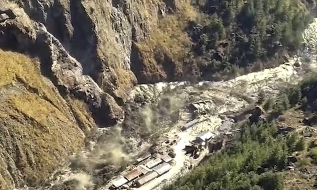 Ινδία: Τραγωδία από την κατάρρευση παγετώνα των Ιμαλαΐων – Δεκάδες νεκροί, εκατοντάδες αγνοούμενοι