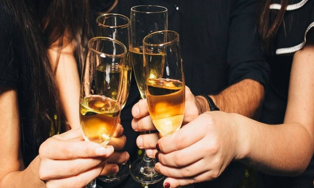 Θεσσαλονίκη: Τρεις συλλήψεις για κορoνο - πάρτι και έναν αρραβώνα