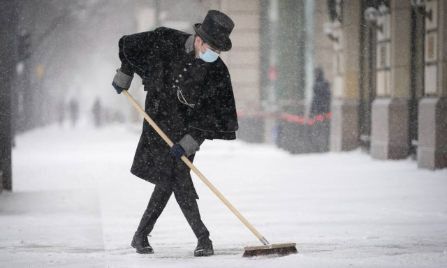 H κακοκαιρία «σφυροκοπά»! Θάφτηκαν κάτω από το χιόνι περιοχές σε Ευρώπη και ΗΠΑ
