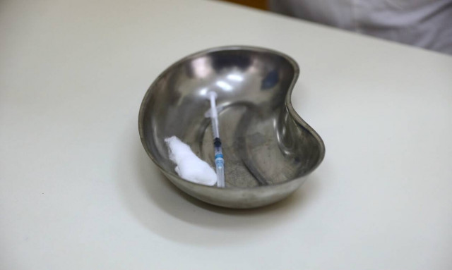 Ρεπορτάζ Newsbomb.gr: Οργιάζει η «μαύρη αγορά» των μαϊμού-εμβολίων - Κάνουν και «εκπτώσεις»