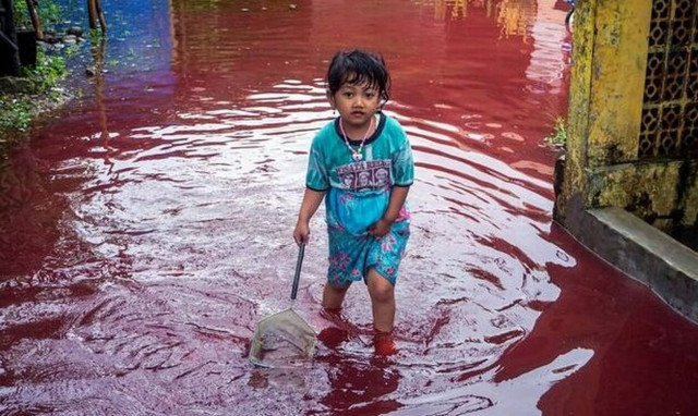Ποτάμι έγινε κόκκινο σαν αίμα - Για σημάδια της Αποκάλυψης μιλάνε οι κάτοικοι