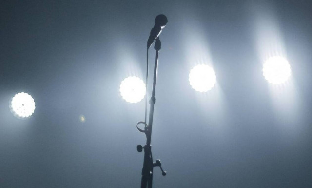 Θλίψη: Πέθανε πασίγνωστη τραγουδίστρια – Μέλος θρυλικού γυναικείου συγκροτήματος 