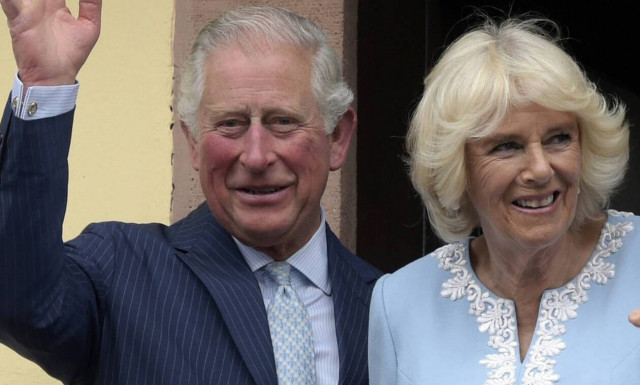 Βρετανία - Κορονοϊός: Ο πρίγκιπας Κάρολος και η Καμίλα έλαβαν τις πρώτες δόσεις του εμβολίου