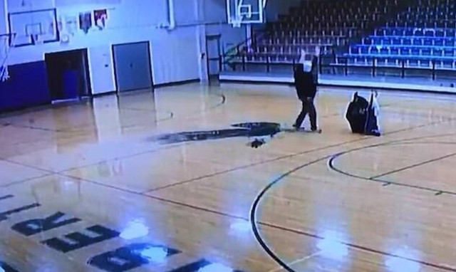 Viral το βίντεο με ηλικιωμένο επιστάτη να πετυχαίνει απίστευτο καλάθι