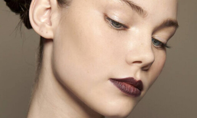 Dark απoχρώσεις: το νέο trend στα κραγιόν που εκπέμπει αυτοπεποίθηση