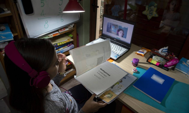 Σχολεία: Με ποιο ωράριο θα γίνονται μαθήματα σε Δημοτικά, Γυμνάσια, Λύκεια – Τι ισχύει για απουσίες