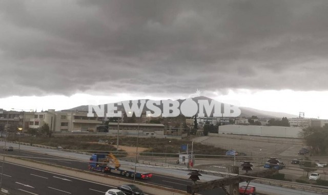 Καιρός ΤΩΡΑ: Σκοτείνιασε στην Αθήνα – Μεγάλη προσοχή στις καταιγίδες