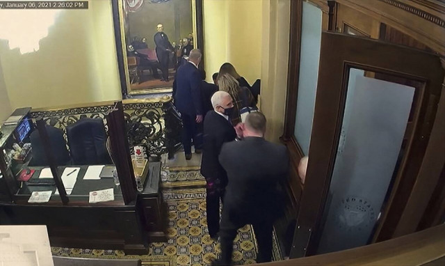 Εισβολή στο Καπιτώλιο: Τα πέντε βίντεο στη δίκη Τραμπ που σόκαραν τους Γερουσιαστές