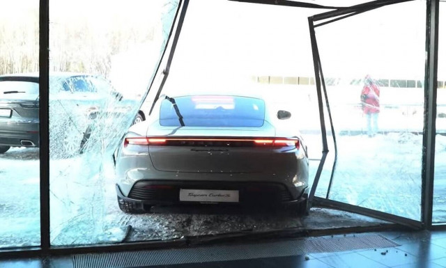 Ρώσος youtuber τρακάρει μία Porsche Taycan για να μαζέψει views