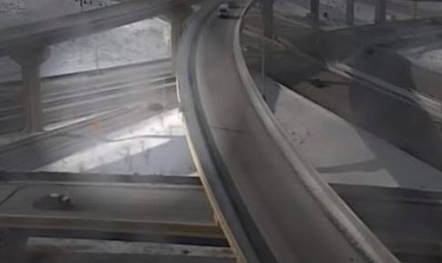 Τρομακτικό τροχαίο: Αγροτικό έπεσε από γέφυρα ύψους 21 μέτρων και ο οδηγός επέζησε (vid)