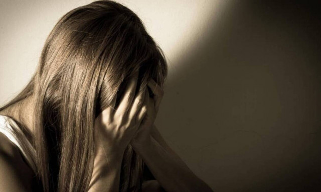 Συγκλονίζει η περιγραφή 20χρονης: «Με πέταξε πάνω στο κρεβάτι, αντέδρασα και με χαστούκισε» 