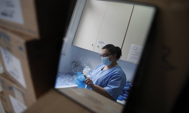 Doctors concerned about rate of Covid-19 hospital admissions; Attica ICU bed occupancy at 83 pct