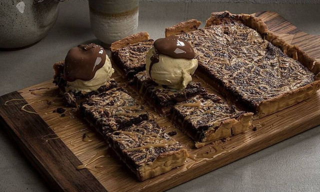 Άκης Πετρετζίκης: Λαχταριστή συνταγή για τάρτα διπλής σοκολάτας και καραμέλας