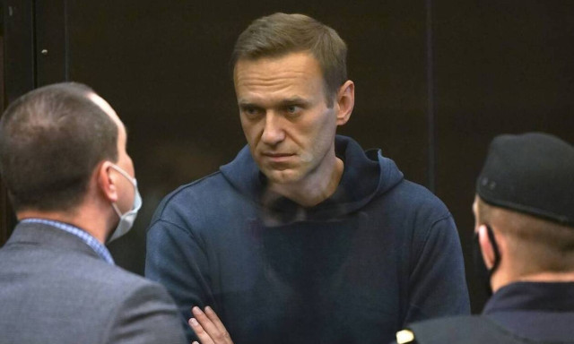 Ναβάλνι: Προσήχθη και πάλι ενώπιον δικαστηρίου για την επανάληψη της δίκης του για δυσφήμηση