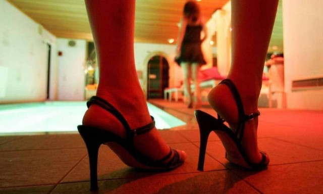 Έφοδος της ΕΛ.ΑΣ. σε οίκο ανοχής: Πελατεία εν μέσω lockdown