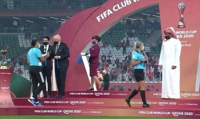 Κατάρ: Σάλος! Σεϊχης αγνόησε γυναίκες διαιτητές – Δίπλα του ο πρόεδρος της FIFA (vid)