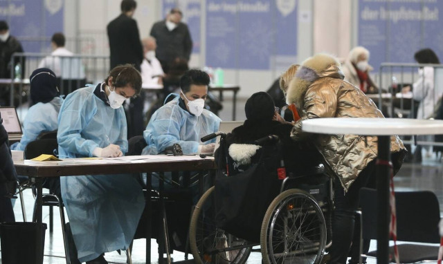Γερμανία - Κορονοϊός: Πολιτικοί και κληρικοί εμβολιάζονται πριν έρθει η σειρά τους