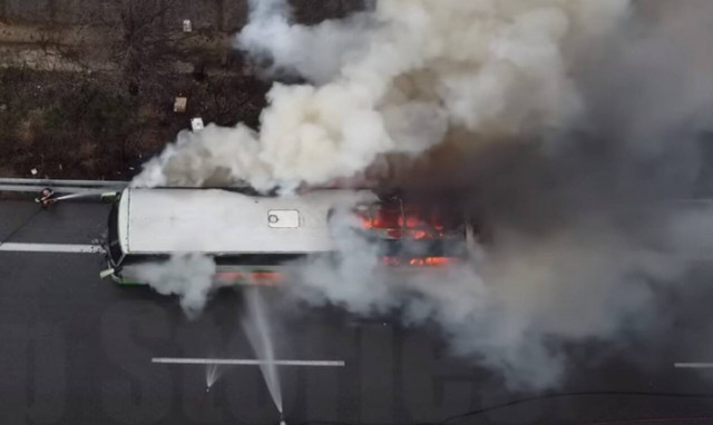 Τρόμος για 48 ανθρώπους στο Μαρτίνο: Λεωφορείο τυλίχτηκε στις φλόγες 