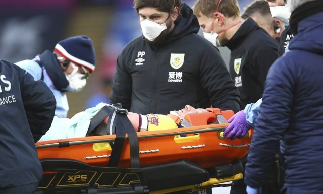 Premier League: «Πάγωσαν» με Μπεν Μι – Αποχώρησε με κολάρο σε φορείο (video)