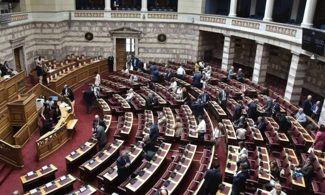 Τροπολογία για την καταβολή του ποσού της εθνικής σύνταξης σε όσους περιμένουν την έκδοσή τους