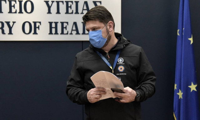 Hardalias visits vaccination centre at TIF in Thessaloniki