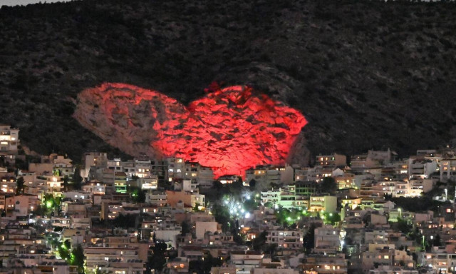 Άγιος Βαλεντίνος: Η «μεγάλη καρδιά» του Χαϊδαρίου φώτισε ρομαντικά για τους ερωτευμένους