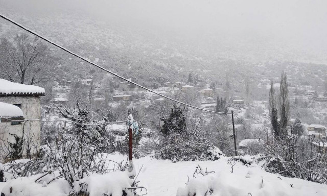 Καιρός ΤΩΡΑ: Η «Μήδεια» επελαύνει – Δείτε live πού χιονίζει στη χώρα