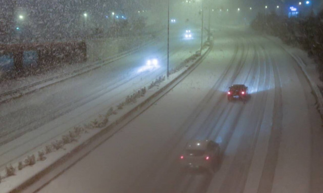 «Μήδεια»: Έκλεισε η Εθνική Οδός μέχρι τη Λαμία - Μάχη για να μείνουν ανοιχτοί οι δρόμοι