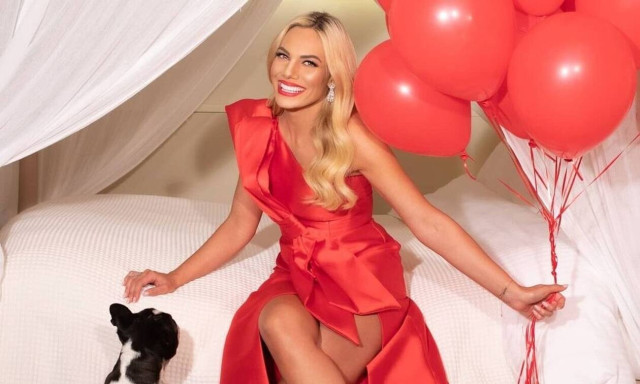 Ιωάννα Μαλέσκου: Η έκπληξη για τα γενέθλιά της και η εκπληκτική ομοιότητα με τον αδερφό της (vid)