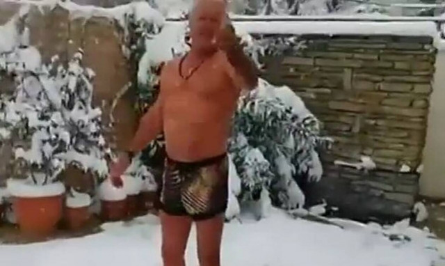 Κακοκαιρία «Μήδεια»: Δημοσιογράφος βούτηξε στη θάλασσα με το χιόνι να έχει φτάσει στην παραλία