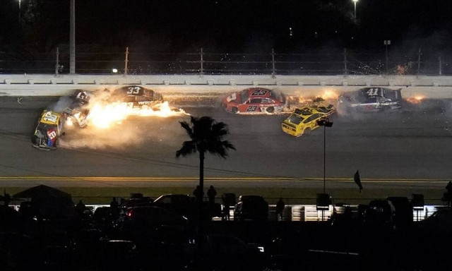 Χάος στο Nascar: Στις φλόγες τα οχήματα - Σώθηκαν από θαύμα οι οδηγοί (video)