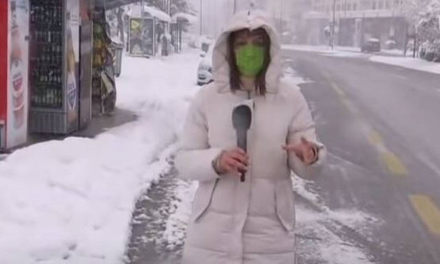 Κακοκαιρία «Μήδεια»: Έριξαν... χιονόμπαλες σε ρεπόρτερ του ΣΚΑΪ