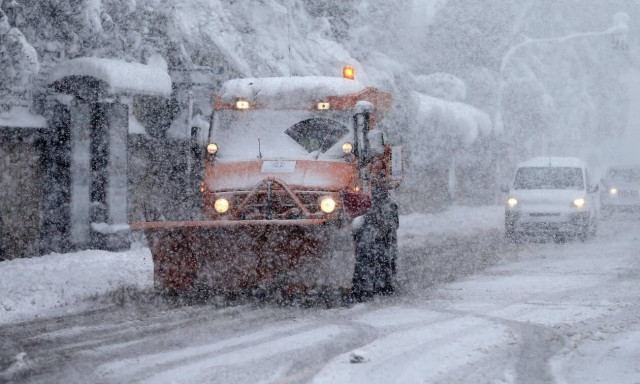 Κακοκαιρία «Μήδεια»: Με 37 μηχανήματα ο Δήμος Αθηναίων στη μάχη για τον καθαρισμό των δρόμων