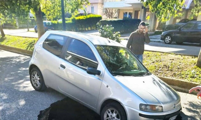 Αγρίνιο: Άσφαλτος «κατάπιε» ΙΧ - Απίστευτες εικόνες