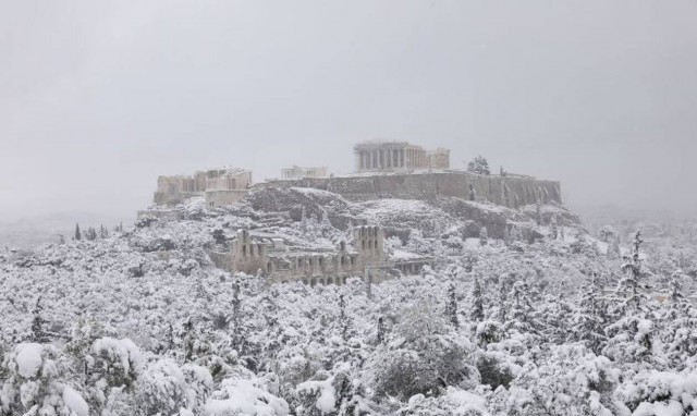 Μαγικές εικόνες: Η «Μήδεια» έντυσε στα λευκά την Ακρόπολη – Σπάνιες φωτογραφίες 