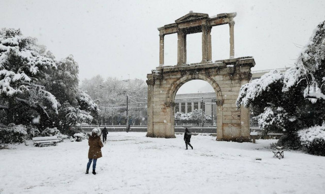 Kακοκαιρία «Μήδεια»: Το πάλλευκο τοπίο στην Αθήνα μαγεύει τους ξένους πρέσβεις