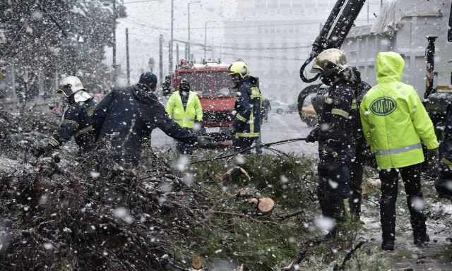 ΔΕΔΔΗΕ: Όλη τη νύχτα θα συνεχιστούν οι εργασίες για την αποκατάσταση του δικτύου