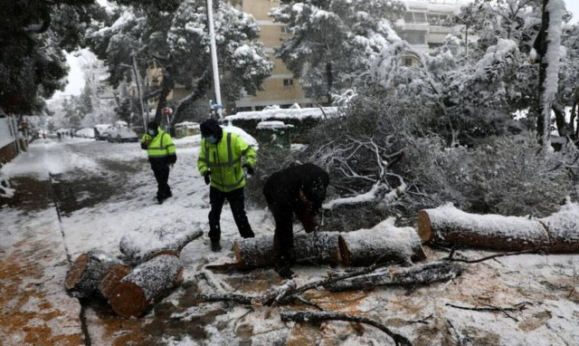 Κακοκαιρία «Μήδεια»: Δεκάδες περιοχές στο σκοτάδι - Κίνδυνος να μείνουν χωρίς ρεύμα όλο το βράδυ