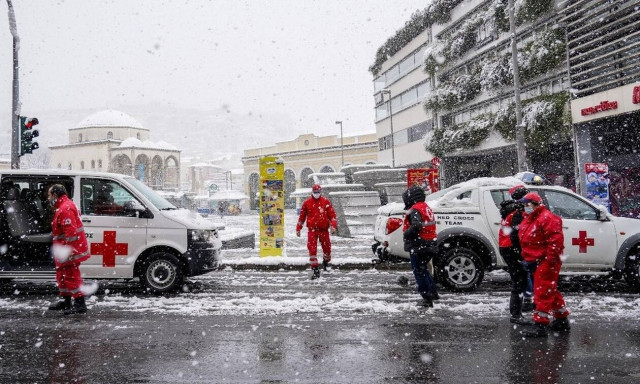 Ερυθρός Σταυρός: Πρώτες βοήθειες και δέματα με είδη πρώτης ανάγκης στους άστεγους της Αθήνας