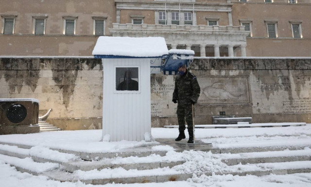 Κακοκαιρία Μήδεια: Η αλλαγή φρουράς των Ευζώνων στο χιονισμένο Σύνταγμα (vid)