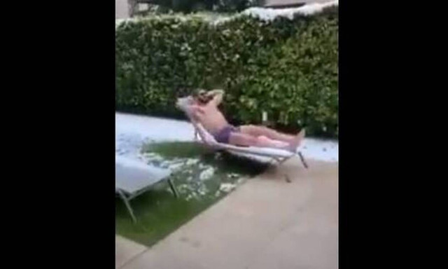 Έπος! Ο Ολιβέιρα της ΑΕΚ κάνει... ηλιοθεραπεία στα χιόνια! (video)