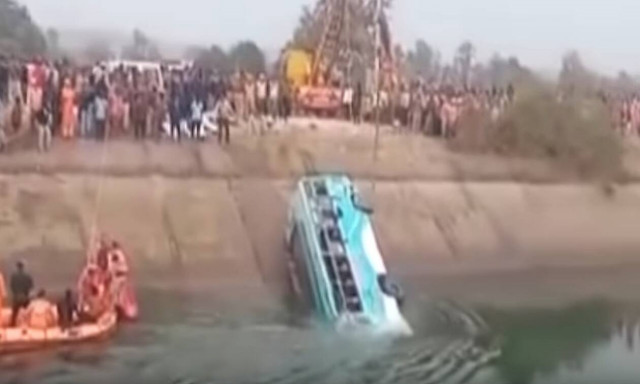 Τραγωδία στην Ινδία: Τουλάχιστον 45 νεκροί όταν λεωφορείο «βούτηξε» σε κανάλι