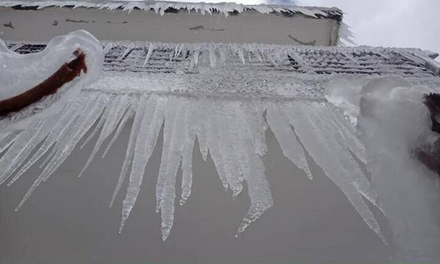 Κρήτη: Εντυπωσιακοί παγοκρύσταλλοι – «κουρτίνες» στα Ανώγεια (pics)