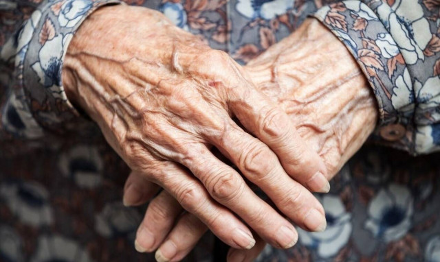 ΟΠΕΚΑ: Πότε θα δοθεί επίδομα σε ανασφάλιστους υπερήλικες