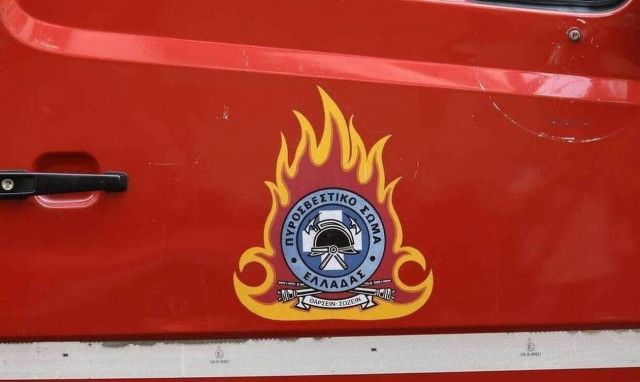 Θρίλερ στην Κερατέα: Όχημα έπεσε στο γκρεμό και αιωρείται - Αγωνία για τον οδηγό