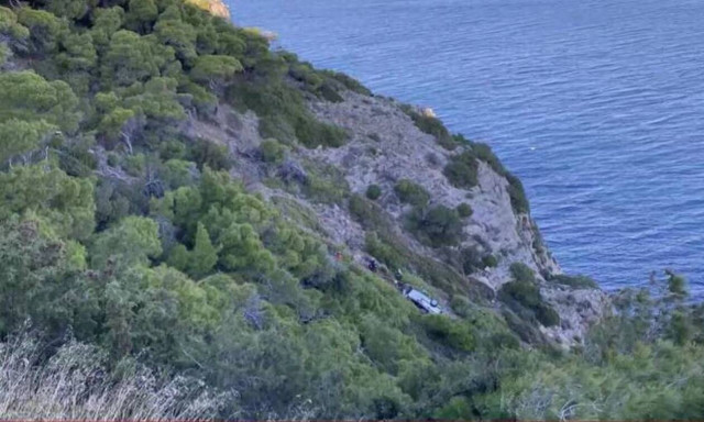 Τραγωδία στην Κερατέα: Νεκρός ανασύρθηκε ο οδηγός του οχήματος που έπεσε στον γκρεμό