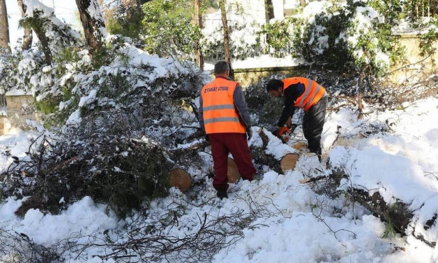 «Γολγοθάς» η αποκατάσταση της ηλεκτροδότησης  - 5.000 νοικοκυριά παραμένουν στο σκοτάδι